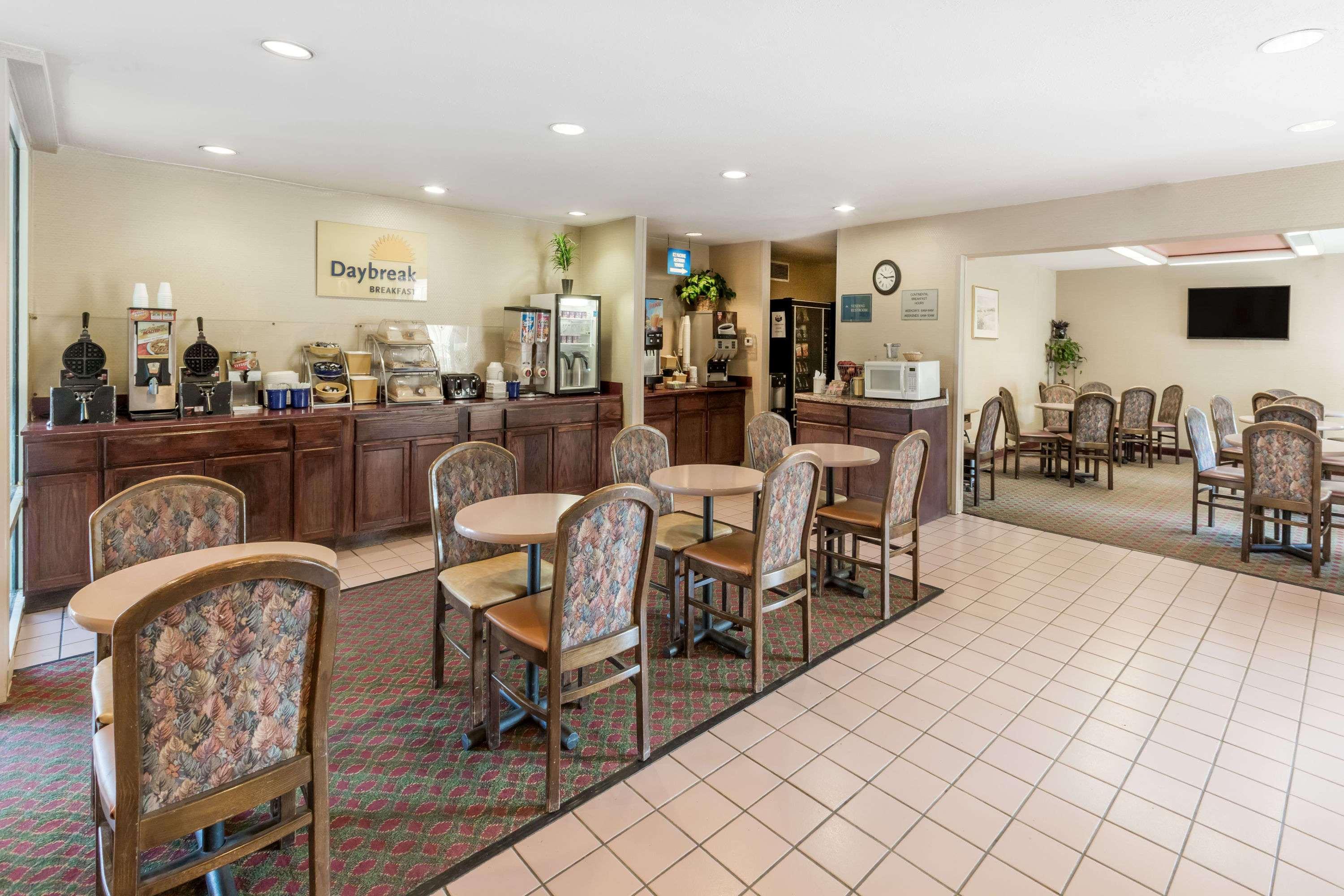 Days Inn By Wyndham West Des Moines - Clive Екстер'єр фото