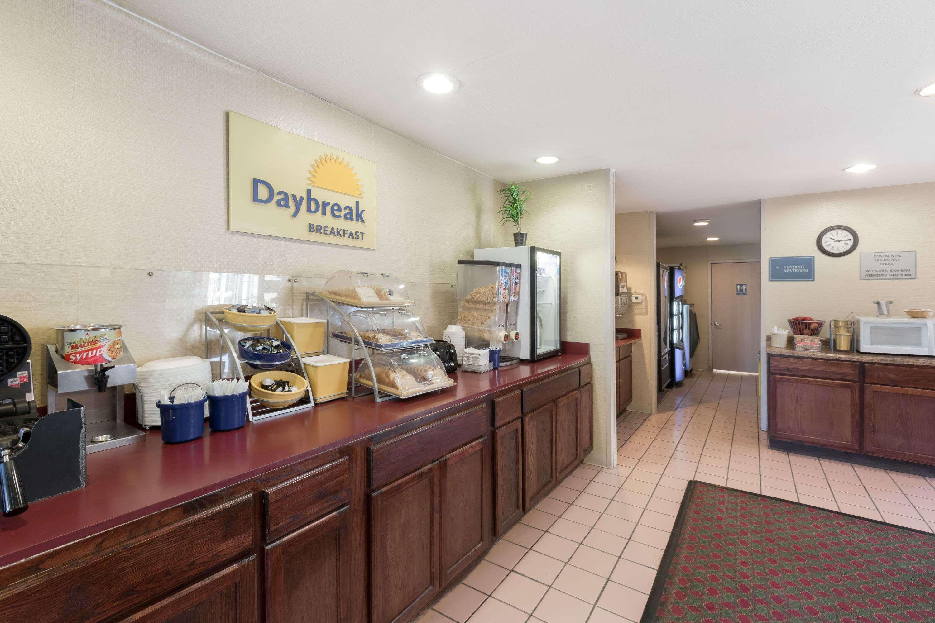 Days Inn By Wyndham West Des Moines - Clive Екстер'єр фото