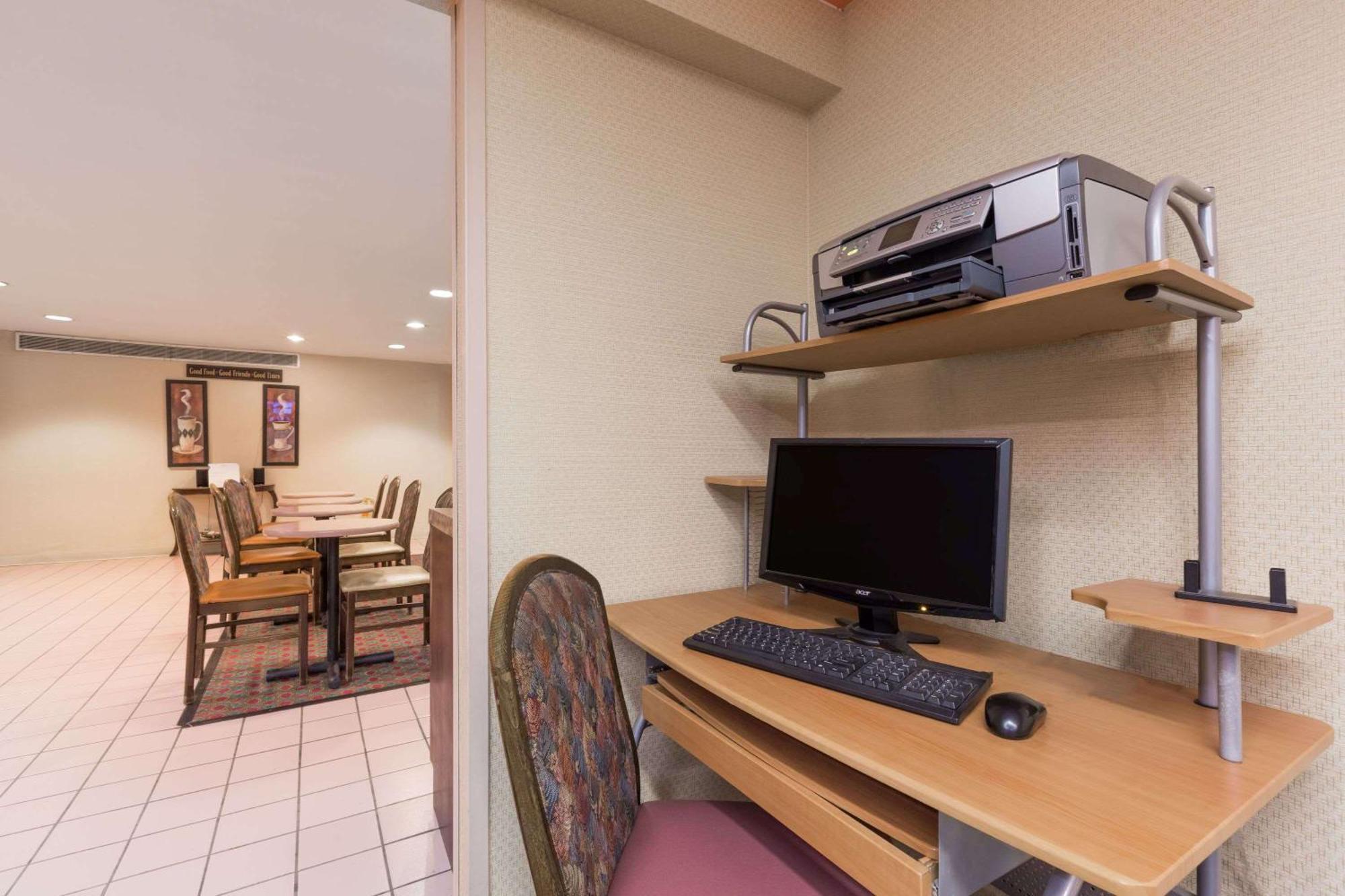 Days Inn By Wyndham West Des Moines - Clive Екстер'єр фото